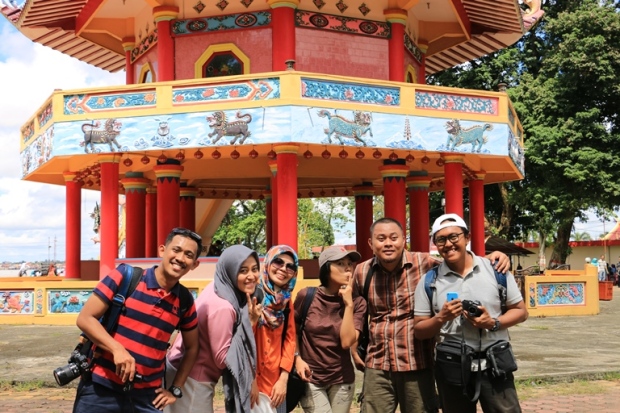 foto bareng travel blogger di Pulau Kemaro