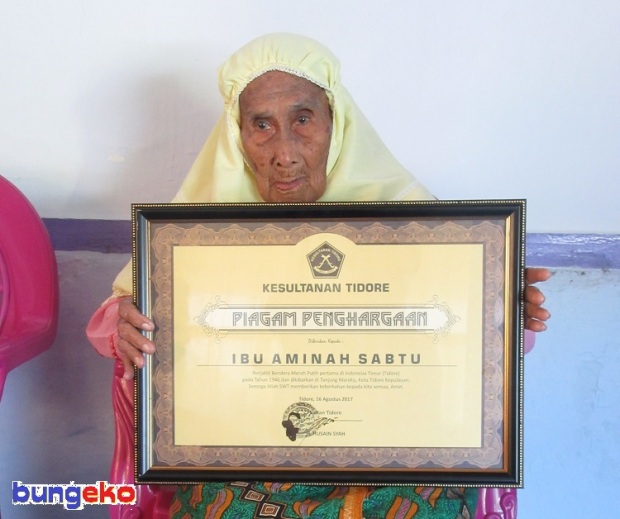 Nenek Amina Sabtu dengan piagam penghargaan dari Sultan Tidore, H. Husain Syah.