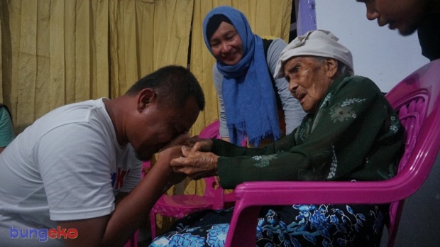 Eko Nurhuda cium tangan Nenek Amina Sabtu
